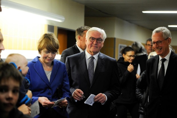 رئیس جمهور آلمان و همسرش در صف رای دهی+ عکس