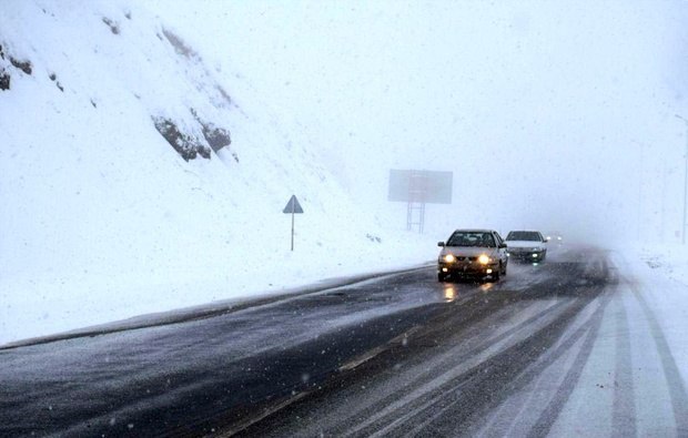 تردد خودرو در گردنه های ژالانه سروآباد و خان بانه تنها با زنجیر امکان پذیر است