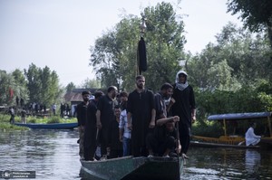 عزاداری سنتی کشمیری‌ها روی قایق
