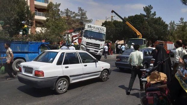 زیرگرفتن طلبکار با تریلی در بلوار قائم سمنان + عکس