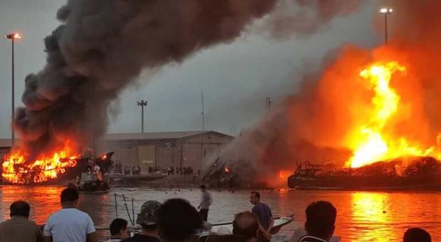 5 فروند شناور در خور بندر گناوه آتش گرفت