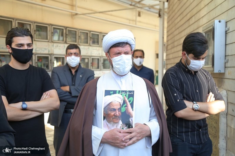 مزار آیت الله العظمی صانعی(ره) در اولین پنج شنبه رحلت ایشان