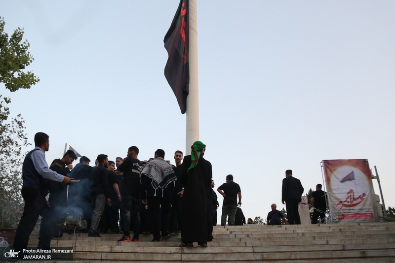 مراسم اهتزاز بزرگترين پرچم عزاداری در تهران