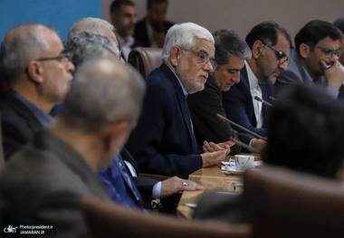 عارف: کشور به اصلاحات اقتصادی نیاز دارد/ صادرات به کشورهای همسایه در اولویت دولت قرار دارد/ نتیجه خوبی از توسعه روابط با کشورهای همسایه گرفته‌ایم/ اصلاحات اقتصادی بدون آسیب رساندن به اقشار ضعیف انجام شود