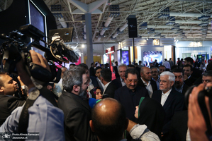 حضور عارف در نمایشگاه دستاوردهای صادراتی ایران