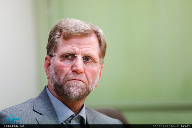 عزتی، اقتصاددان: برخی افراد مطرح شده برای وزارت اقتصاد شعارهای دولت را قبول ندارند و تنها برای منافع شخصی ظاهرسازی می کنند / وزیر اقتصاد آگاه، سیاستهایی پیشنهاد نمی کند که بازارها متلاطم شوند