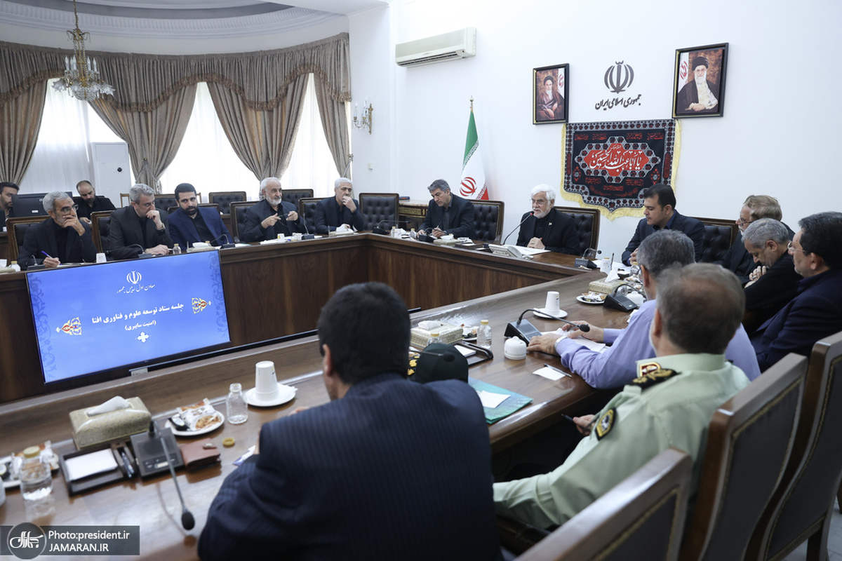 عارف: شجاعت و تدبیر مقام معظم رهبری همواره کارساز بوده است/ روایت معاون اول رییس جمهور از حال و هوای حسینیه امام خمینی (ره) در زمان حضور رهبر معظم انقلاب در شب عاشورای حسینی/ مردم ایران لیاقت هر جانفشانی را دارند