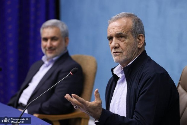 پزشکیان: از نظرات مشورتی دکتر ظریف استفاده خواهیم کرد/ برخی به جای توجه به دغدغه‌های اصلی مردم، اصرار داشتند ظریف باید کنار برود/ آمریکا ظریف را تحریم کرده و برخی هم در داخل او را تحریم کردند؛ چنین اقداماتی کشور را از خدمات افراد توانمند محروم می‌کند