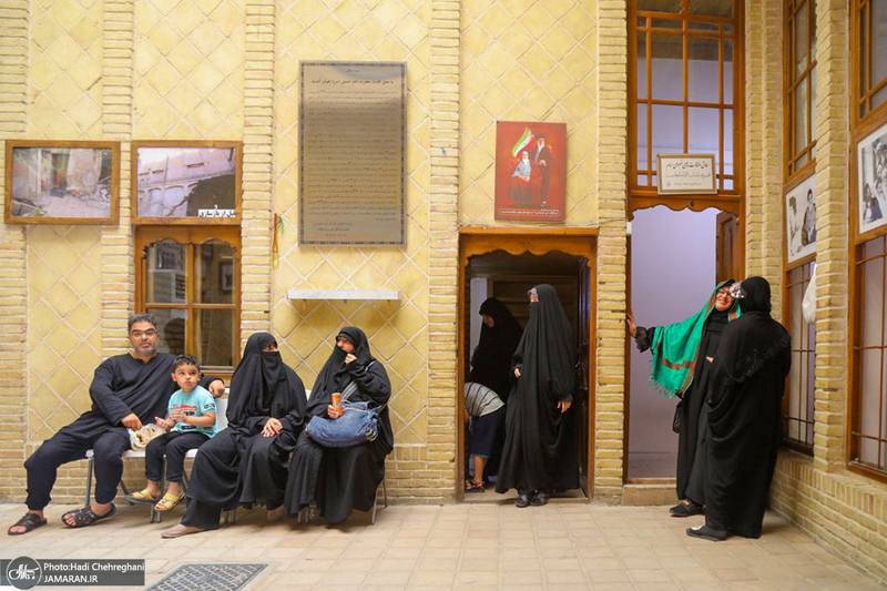 حضور زائران در بیت تاریخی حضرت امام در نجف در روزهای منتهی به اربعین