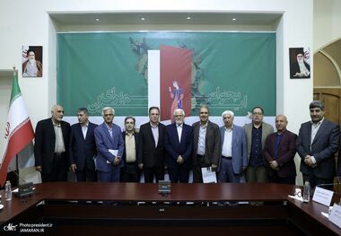 عارف: نمایشگاه کتاب تهران باید از سطح ملی به منطقه‌ای برسد/ جایگزینی برای کتاب کاغذی وجود ندارد/ فعالان حوزه نشر قشر آبرومند و با عزت کشور هستند/کارگروهی برای ارتقا‌ء جایگاه کتاب در نظام توسعه کشور راه‌اندازی خواهد شد