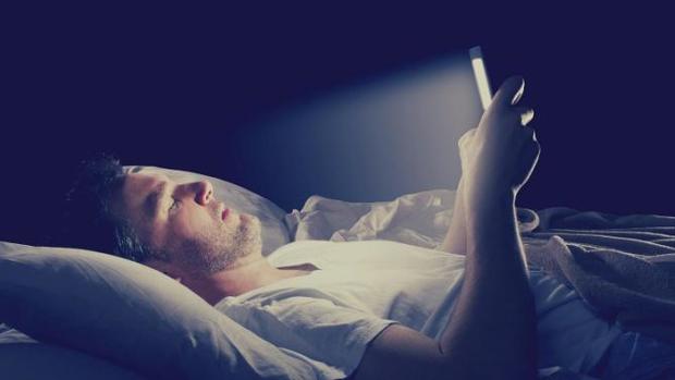 مطالعه آسان با اپلیکیشن Night Light گوگل در تاریکی شب