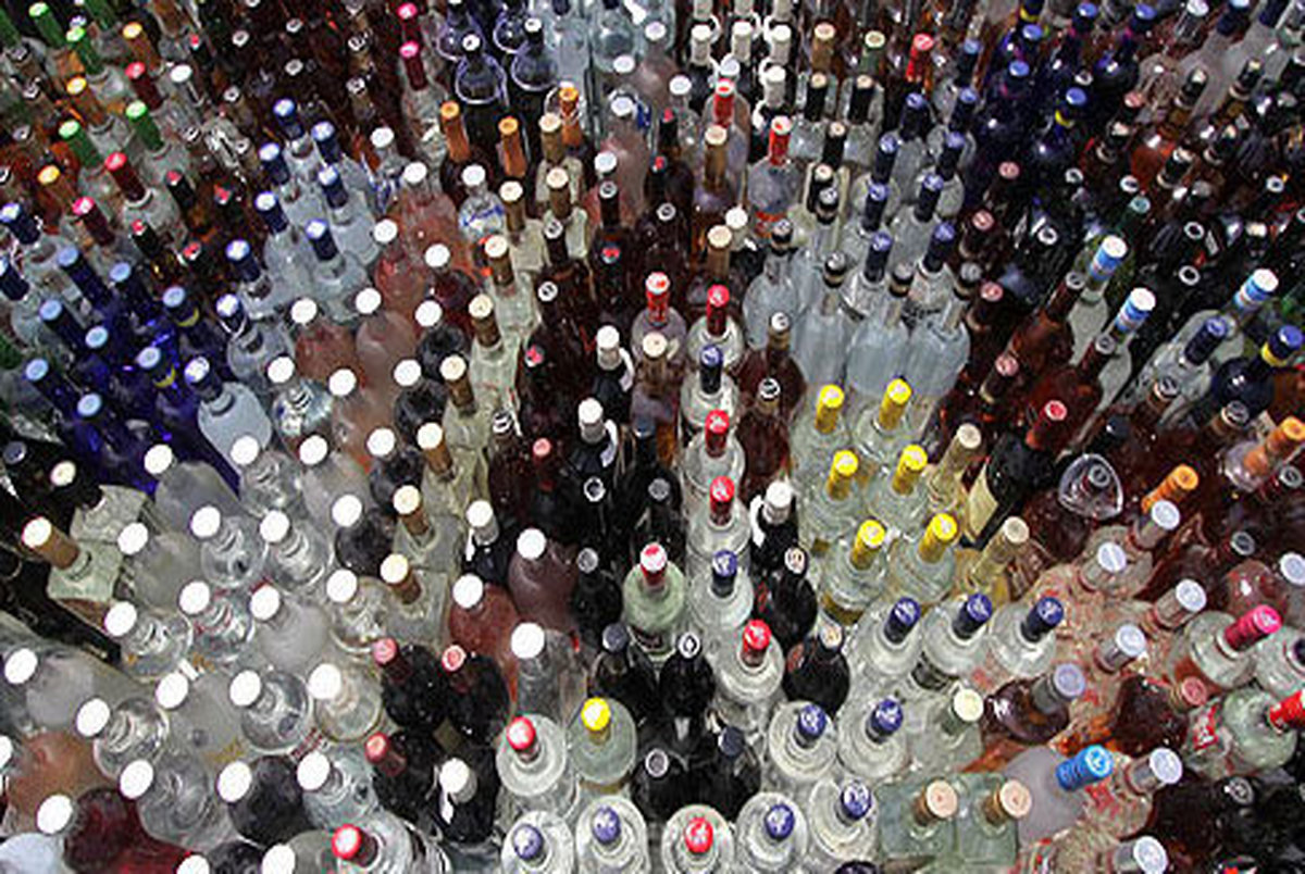 حراجی مشروبات الکلی در ورامین توسط پلیس جمع شد