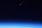 ثبت تصویری زیبا از یک دنباله دار در فضا + عکس