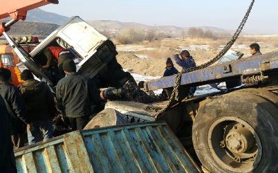 واژگونی تریلر در لرستان یک کشته برجا گذاشت