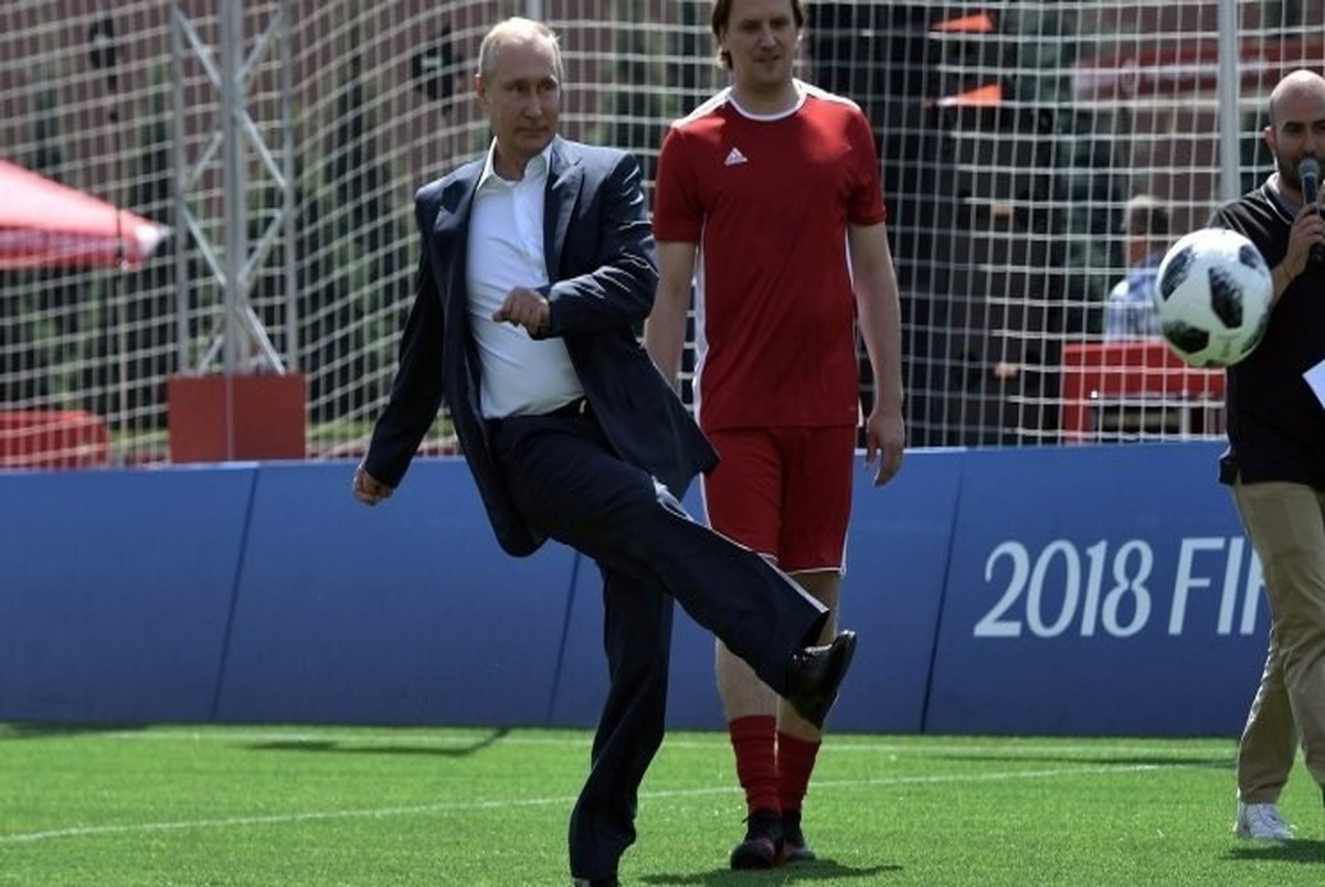 تصویری از پا‌ به‌ توپ شدن پوتین و اینفانتینو با کت‌وشلوار در پارک فوتبال مسکو

