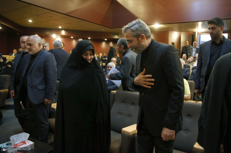 دیدار سرپرست و کارکنان وزارت خارجه باسید حسن خمینی در حرم مطهر امام خمینی (س)