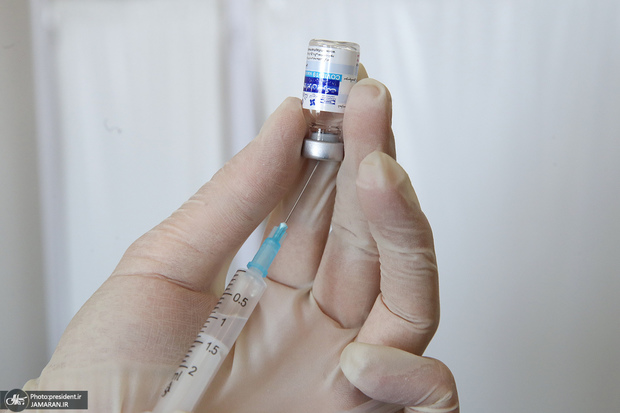 تزریق دوز سوم واکسن کرونا به مراجع عظام تقلید و علما + تصویر