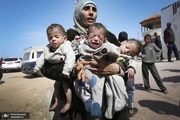 فرار مادر فلسطینی با سه کودک کوچکش + عکس