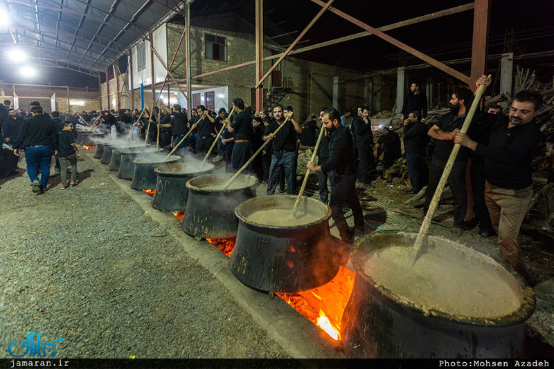 تهیه آش امام حسین(ع) در روستای رحمت‌آباد یزد