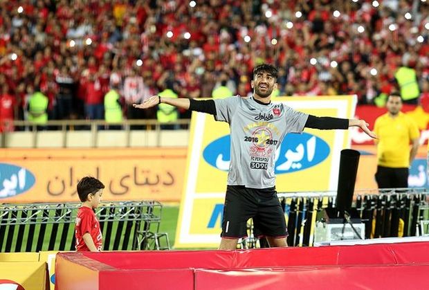 دروازه بان پرسپولیس، فرشته عذاب سرخ پوشان