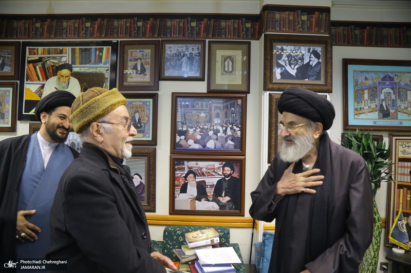 مراسم اهدای نسخه‌های خطی کتابخانه مرحوم آیت الله شاه آبادی به کتابخانه مرحوم آیت الله العظمی مرعشی نجفی