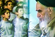 جی پلاس/ اجرای سرود مبعث به وسیله بچه‌های آباده در حضور امام خمینی(س)