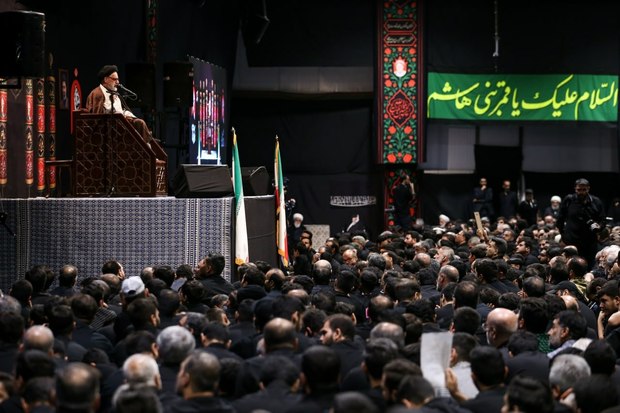 آخرین شب عزاداری در جوار محل شهادت قائد شهید انقلاب اسلامی با حضور عزاداران حسینی در شب شهادت امام سجاد(ع) 