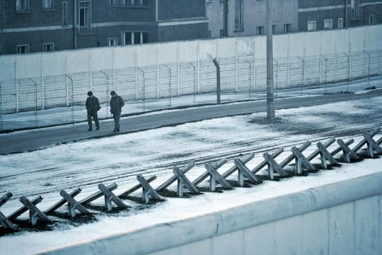 مسابقه بی‌پایان شرق و غرب
