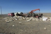 عکس روز  واژگونی تریلر  حامل بار کاشی واقع در کیلومتر 7محور نایین ـ اردستان