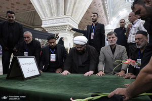 ادای احترام جمعی از موکب داران عراقی نسبت به مقام شامخ حضرت امام(س)