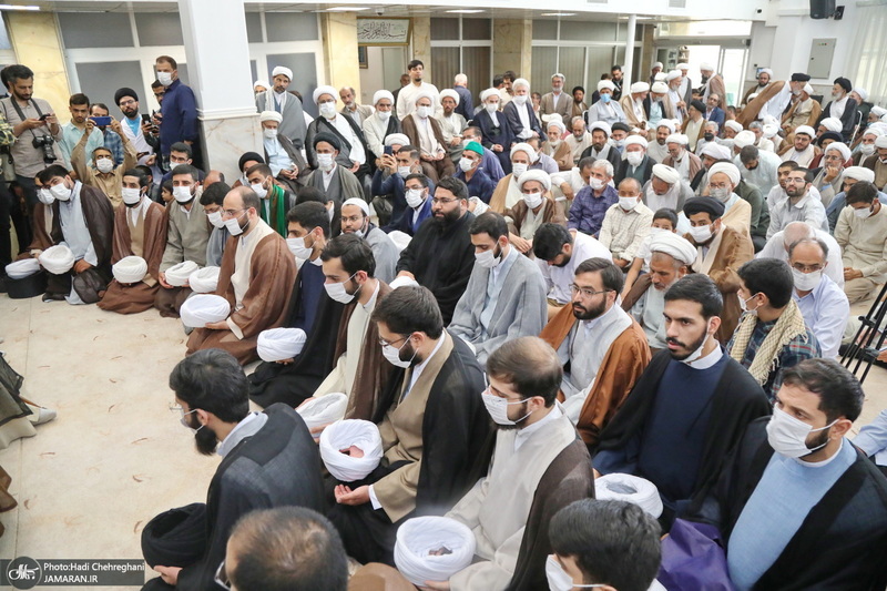 مراسم عمامه گذاری طلاب توسط آیت‌الله العظمی نوری همدانی و آیت الله فاضل لنکرانی در روز عید غدیر