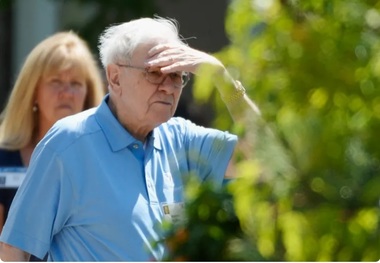 چرا «وارن بافت»، روباه مالی جهان، تمام ثروتش را بخشید؟