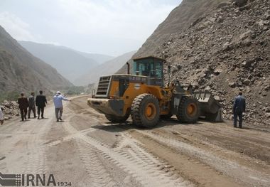 ماشین آلات بنیاد مسکن برای کمک به سیلزدگان سیستان و بلوچستان اعزام شدند