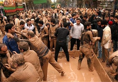 آئین گل‌مالی رسم دیرینه لرستان در عاشورای حسینی