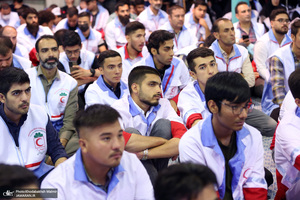 تجدید میثاق جمعی از جوانان هلال احمر با آرمان های حضرت امام خمینی (س)