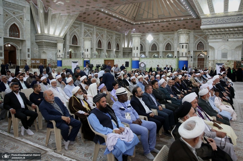 ادای احترام مهمانان خارجی کنفرانس وحدت اسلامی به مقام شامخ حضرت امام خمینی (س)