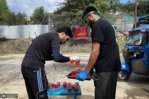 توزیع آب و شربت نذری برای حمایت از مردم غزه در کشمیر