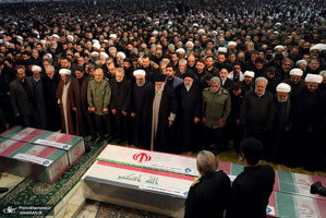 اقامه نماز رهبر معظم انقلاب بر پیکر سپهبد شهید حاج قاسم سلیمانی و شهیدان مقاومت