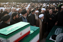 اقامه نماز بر پیکرهای مطهر رهبر شهید و خانواده ایشان به امامت آیت‌الله العظمی جوادی آملی