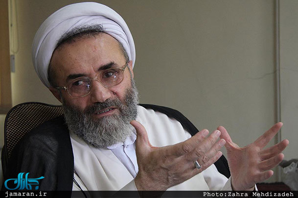 یکی بر سر شاخ و بُن می برید!