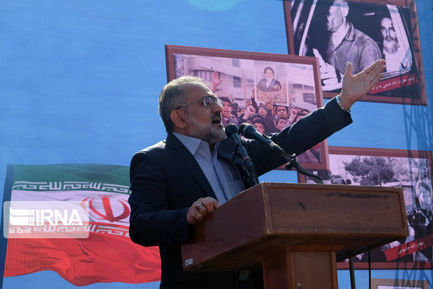 مردم ایران در مبارزه با استکبار جهانی راهبردهای کلان رهبری را مد نظر قرار دهند