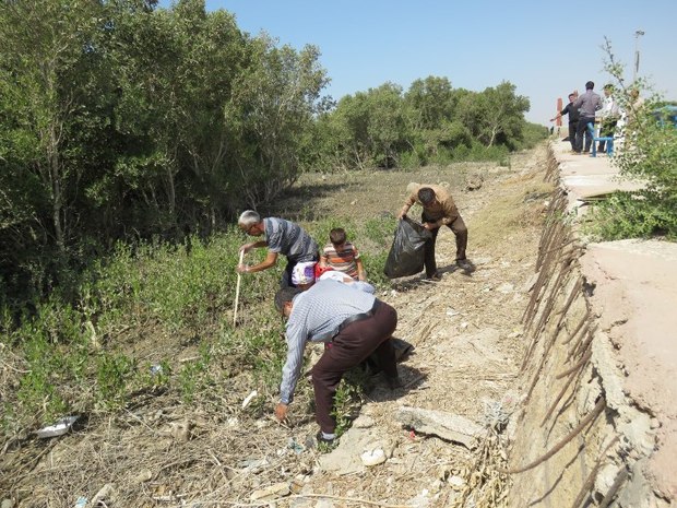 دوستداران طبیعت ساحل بندرریگ گناوه را پاکسازی کردند