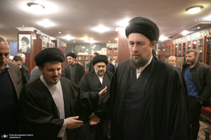 حضور جمعی از شخصیت های سیاسی در منزل مرحوم آیت الله موسوی بجنوردی (ره) -3
