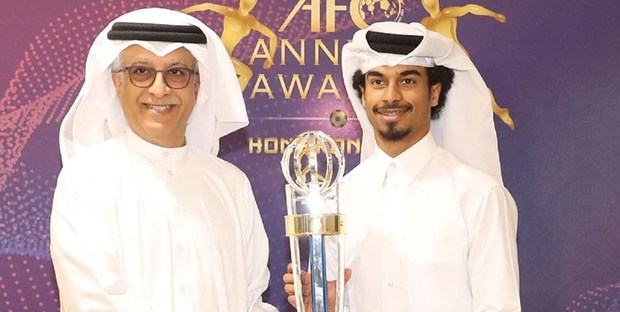  شیخ‌سلمان شخصا جایزه اکرم عفیف را برایش به قطر برد! +تصاویر
