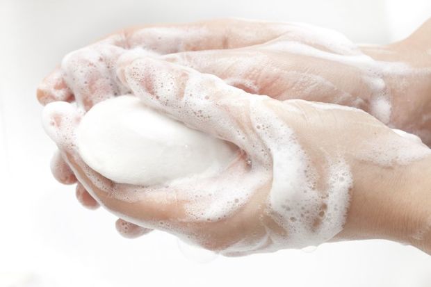 مضرات شست‌وشوی زیاد بدن با صابون