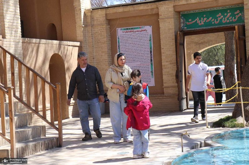 ازدید خانوادگی گردشگران نوروزی از بیت تاریخی حضرت امام در خمین