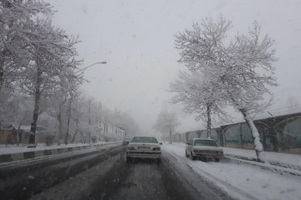 جاده های آذربایجان غربی با وجود بارش سنگین برف باز است