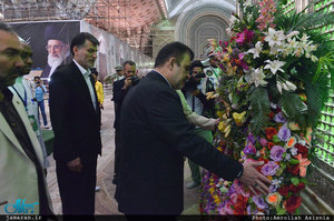 ادای احترام شرکت کنندگان در سی و چهارمین دوره مسابقات قرآن کریم به مقام امام خمینی(س)