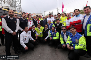 بازدید روحانی از ایستگاه سلامت اورژانس و پایگاه امداد و نجات جاده ای