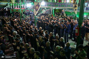 آیین سنتی نخل گردانی و عزاداری ظهر عاشورا در تکیه بزرگ تجریش